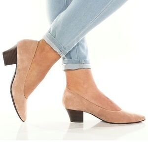 NWOT Clarks suede pumps